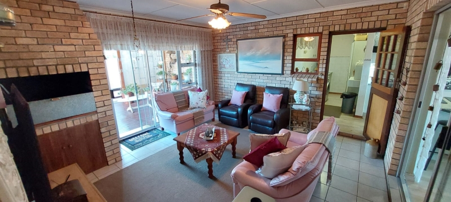 5 Bedroom Property for Sale in Wavecrest Eastern Cape